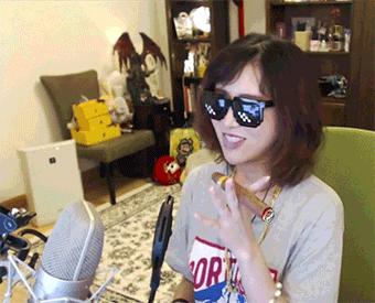 每日十笑图：一股妖风掀起了我的莲花裙