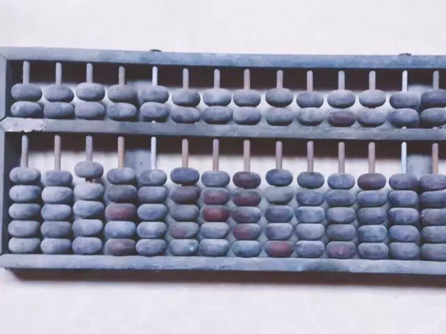 那时候妈妈坐在缝纫机前做针线活咔嗒咔嗒的声音可好听了六零芳华