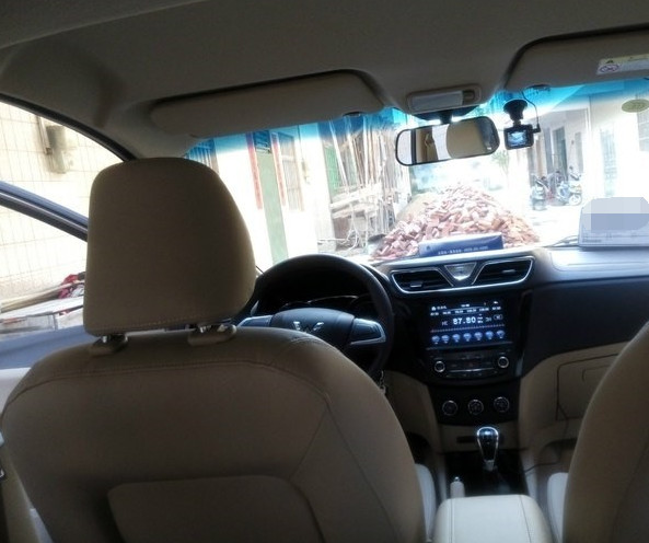 年轻人第一辆车五菱宏光s1,小伙买五菱宏光