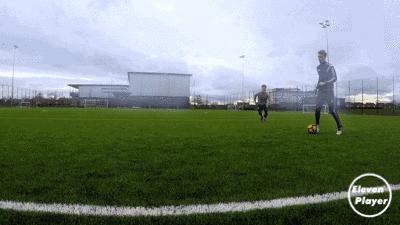 足球教程教你如何穿裆戏耍对手,足球防人时怎么防穿裆