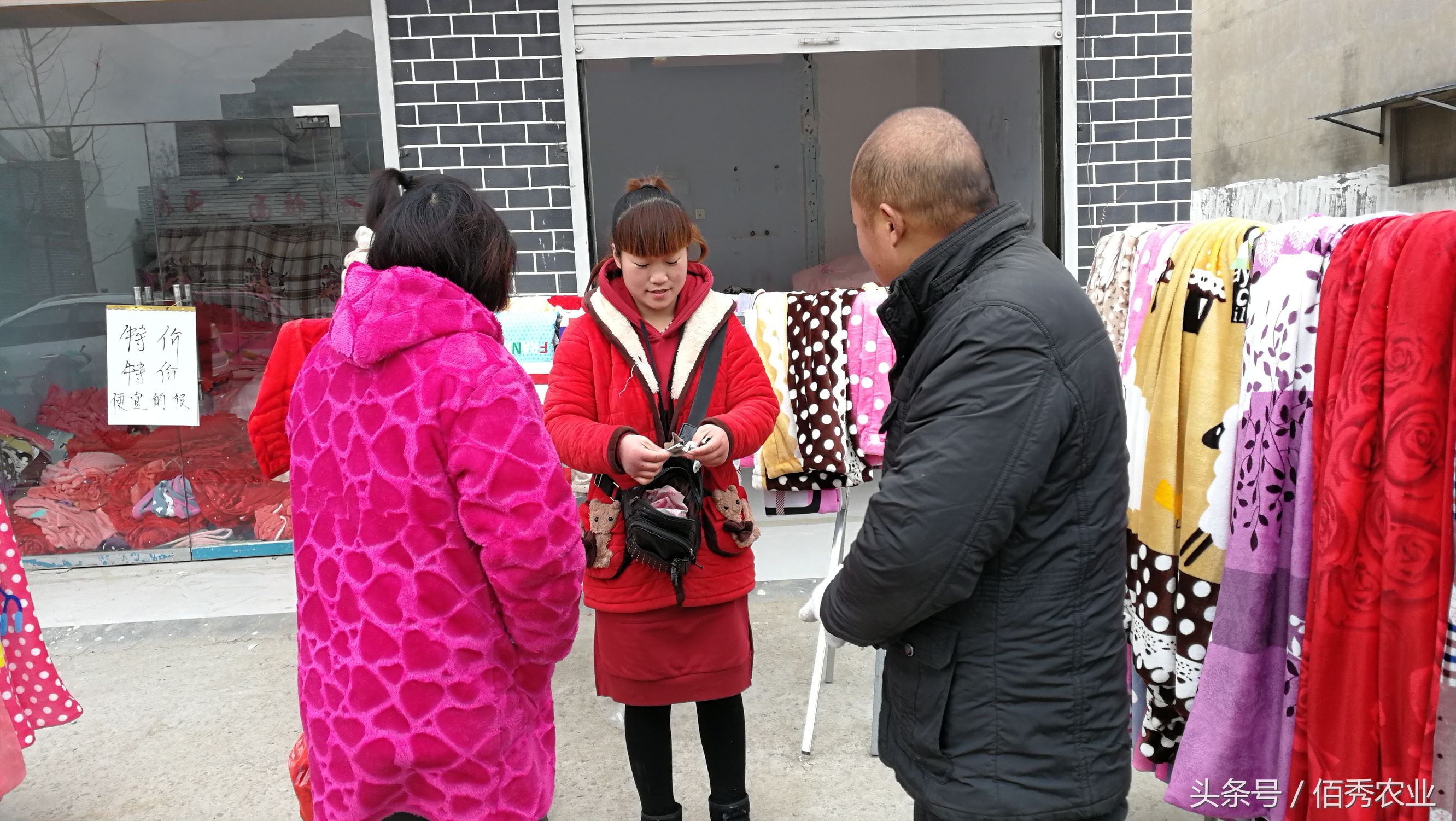 农村姑娘摆摊月收入,农村女人摆摊卖600元