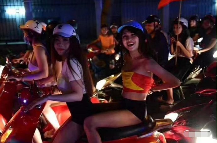 中国男足1-3越南美女球迷,国足1比3越南现场越南女球迷