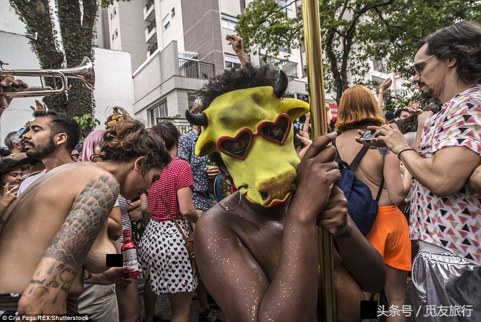 巴西的狂欢者们脱下衣服尬舞，只为下个月的狂欢节热身