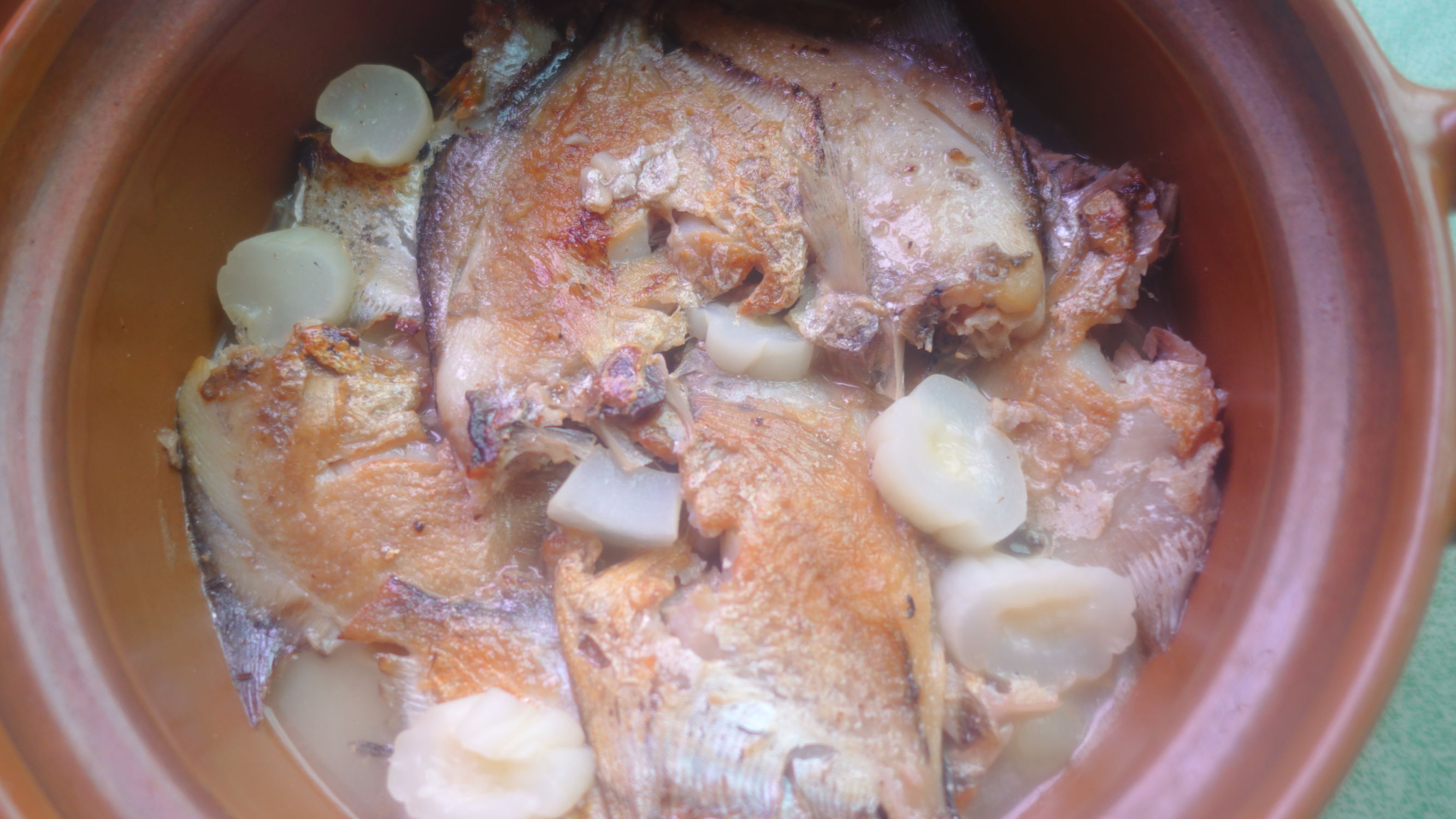 煎好的鱼倒入有甜味的锅里,煲出来香味袭人,简单易做好下饭