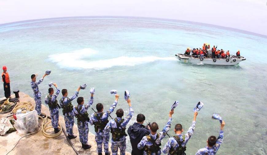 西沙海防一线官兵看升旗,南海国门第一哨