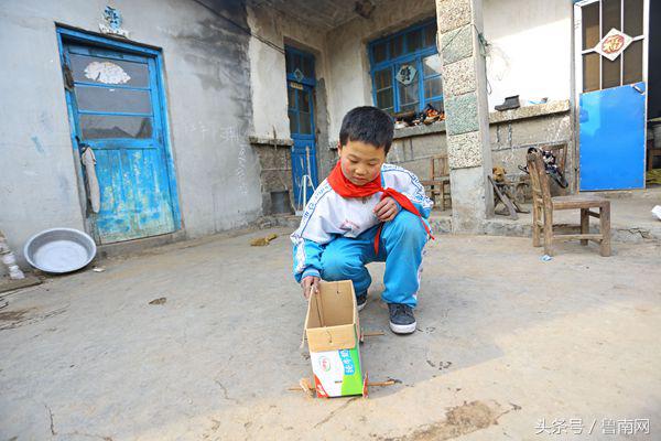 家境贫寒从小没过玩具9岁男孩自己做玩具成“发明家”