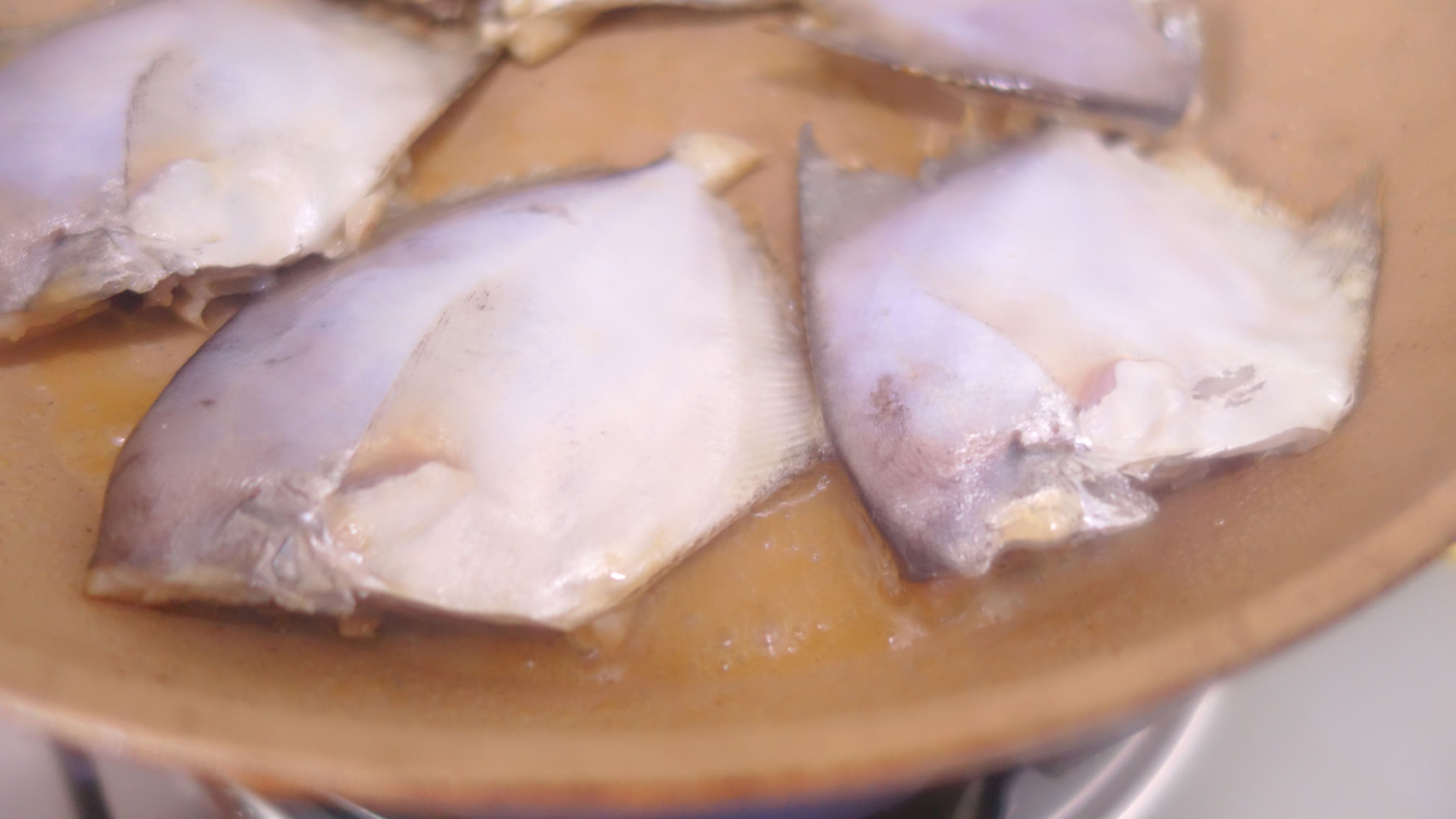 煎好的鱼倒入有甜味的锅里,煲出来香味袭人,简单易做好下饭