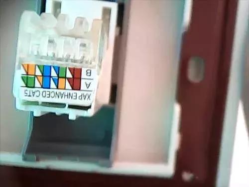 网线插座和水晶头的顺序一样么,一头水晶头一头插座的网线怎么接