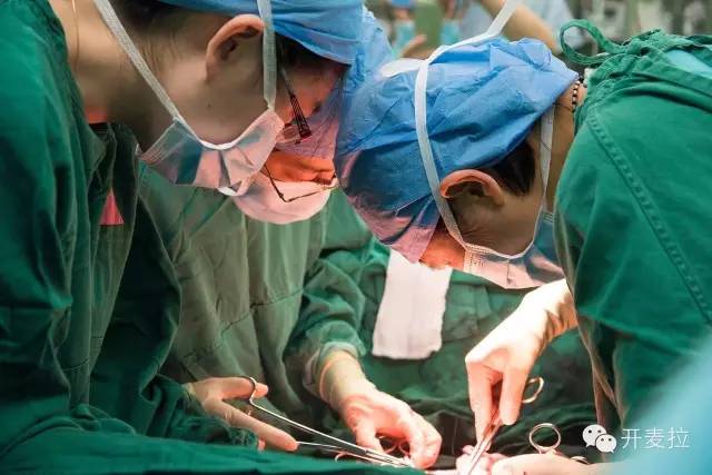 妇产科医生：当我伸手进宫腔，孩子很懂事地握了一下我的手