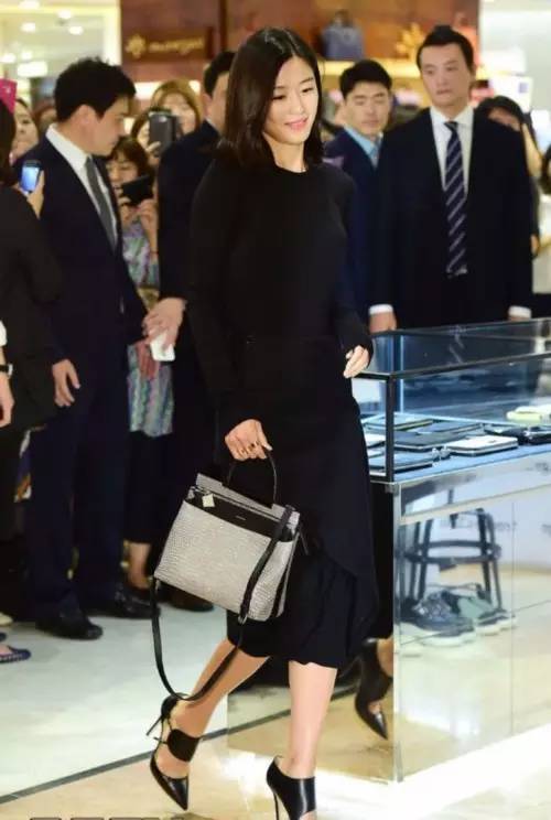 有哪些好看的小黑裙,小众又有设计感夏天必备小黑裙