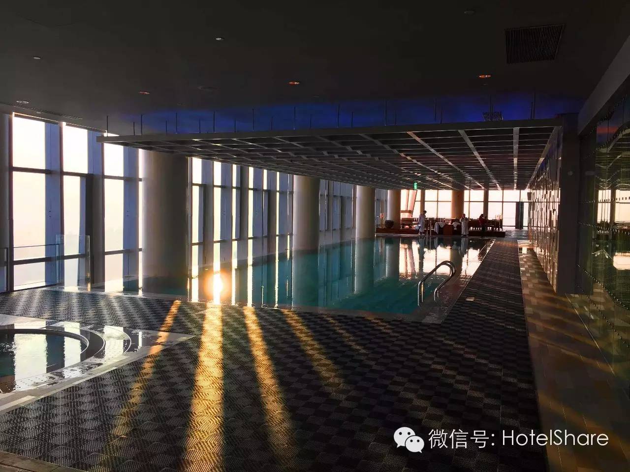 63楼泳池望月、70楼酒吧摘星，广州柏悦|探店首发