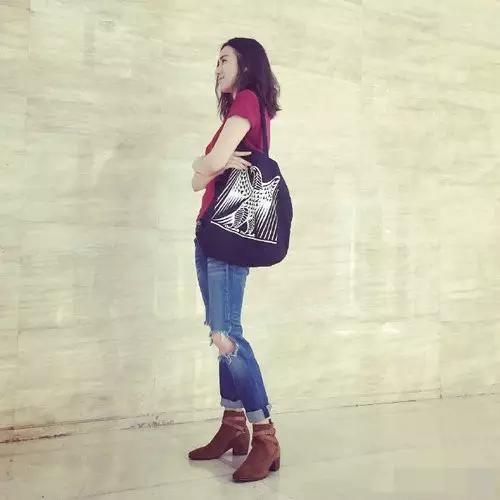 今年最潮弹力破洞微喇牛仔裤,潮流牛仔裤有哪些