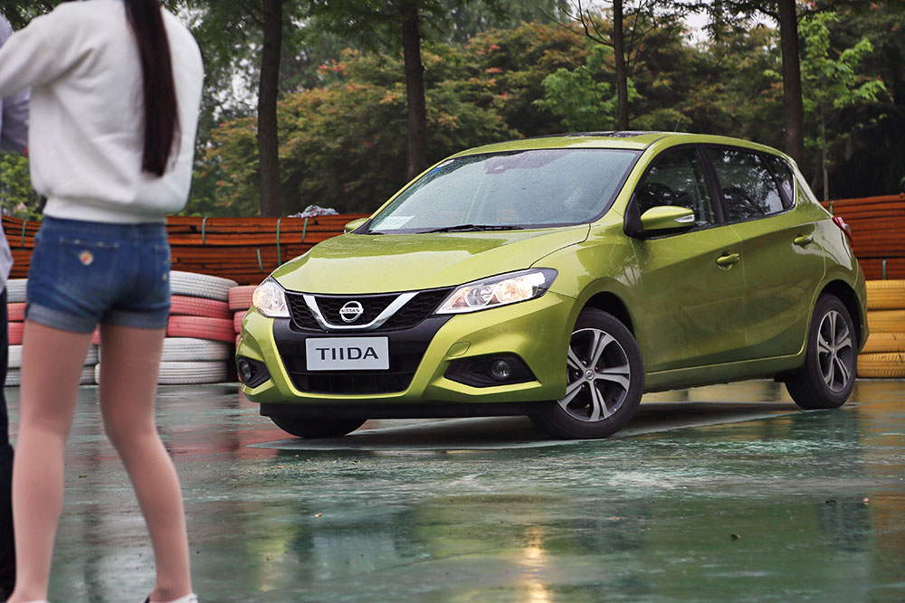 大飙车日产骐达试驾视频,东风日产骐达试车