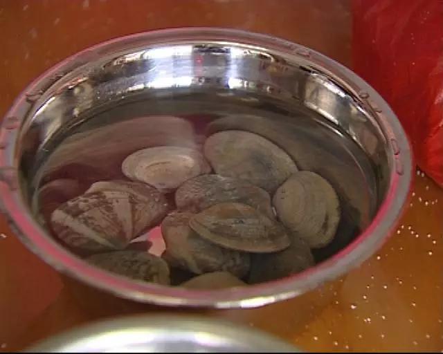 往水里扔一把“白色粉末”，一动不动的花蛤立马“回光返照”！这