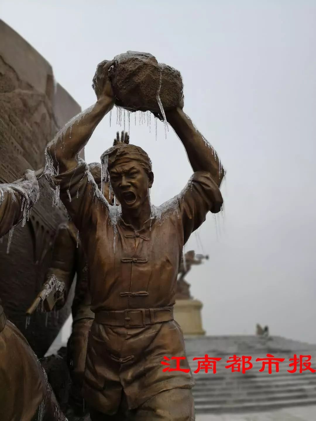 冰雪中的英雄城！这组独特的“冰雕图”，感动一座城···