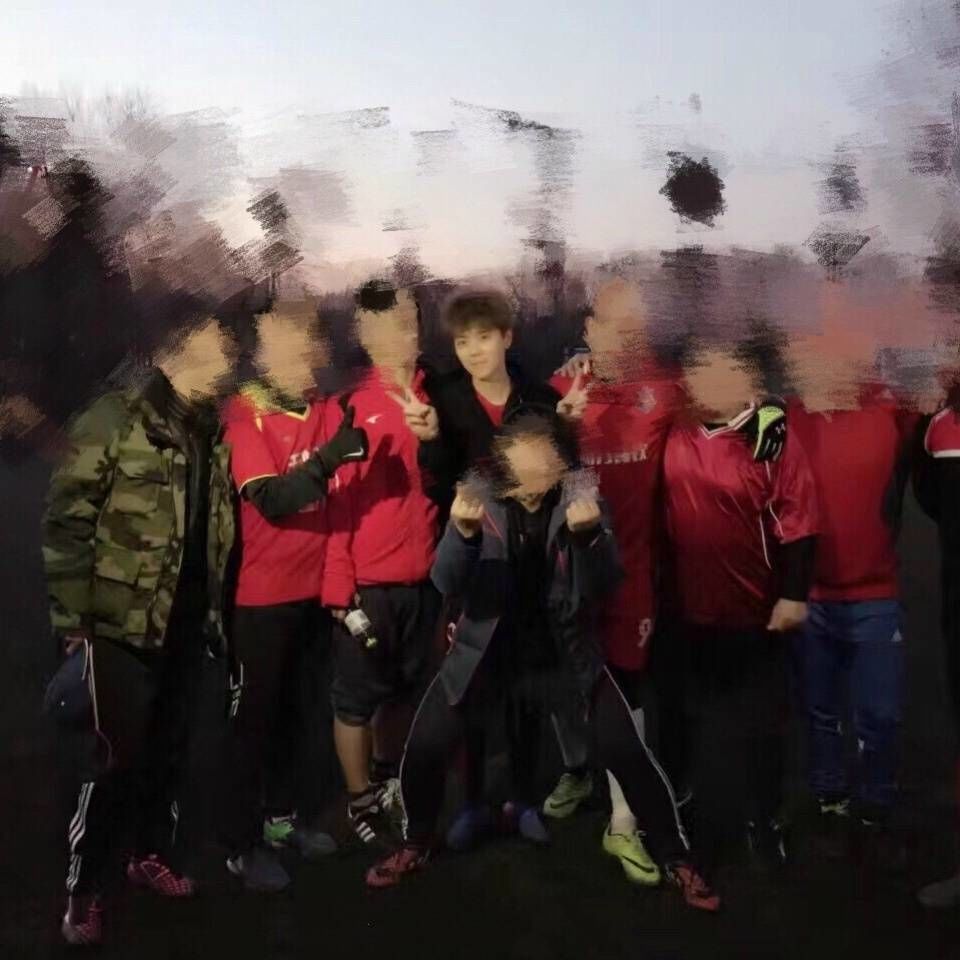 网友晒鹿晗最新踢球合照,171217鹿晗