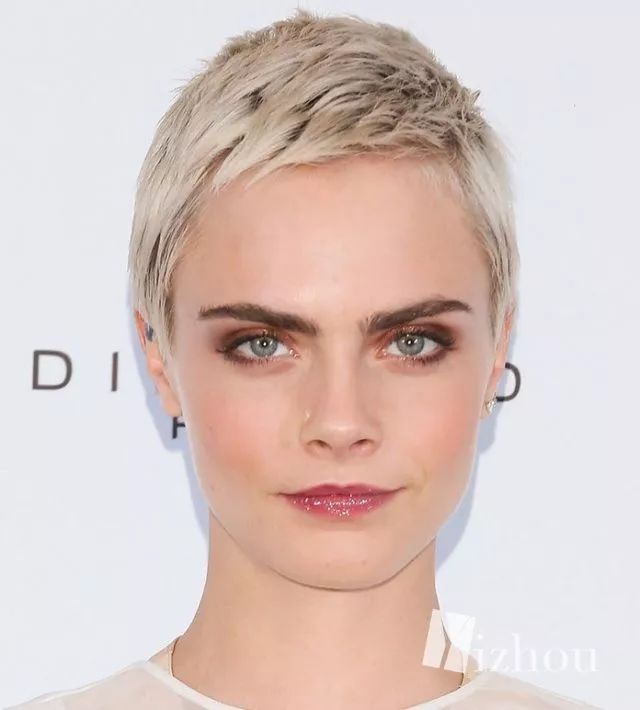 日日这口红也太美了吧！年会我也要这么涂