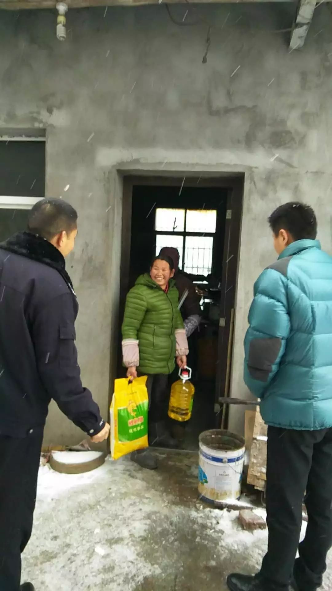 蜀黍出警后收到甜蜜礼物,警察蜀黍收到礼物