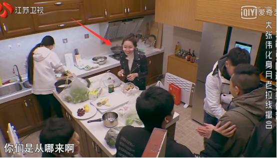 《三个院子》女素人犯花痴,不顾朋友受伤还在与男性聊天!