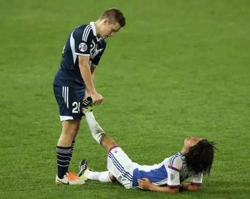 踢足球和打篮球哪个耗费的体力大,踢足球的和打篮球的哪个体力好