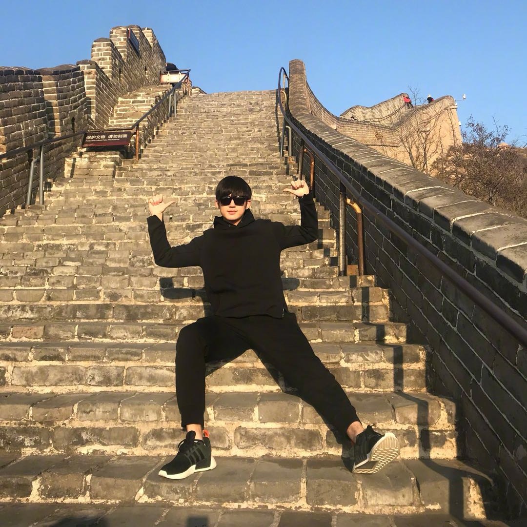 董力穿蓝色羽绒服,董力穿黑色毛呢外套