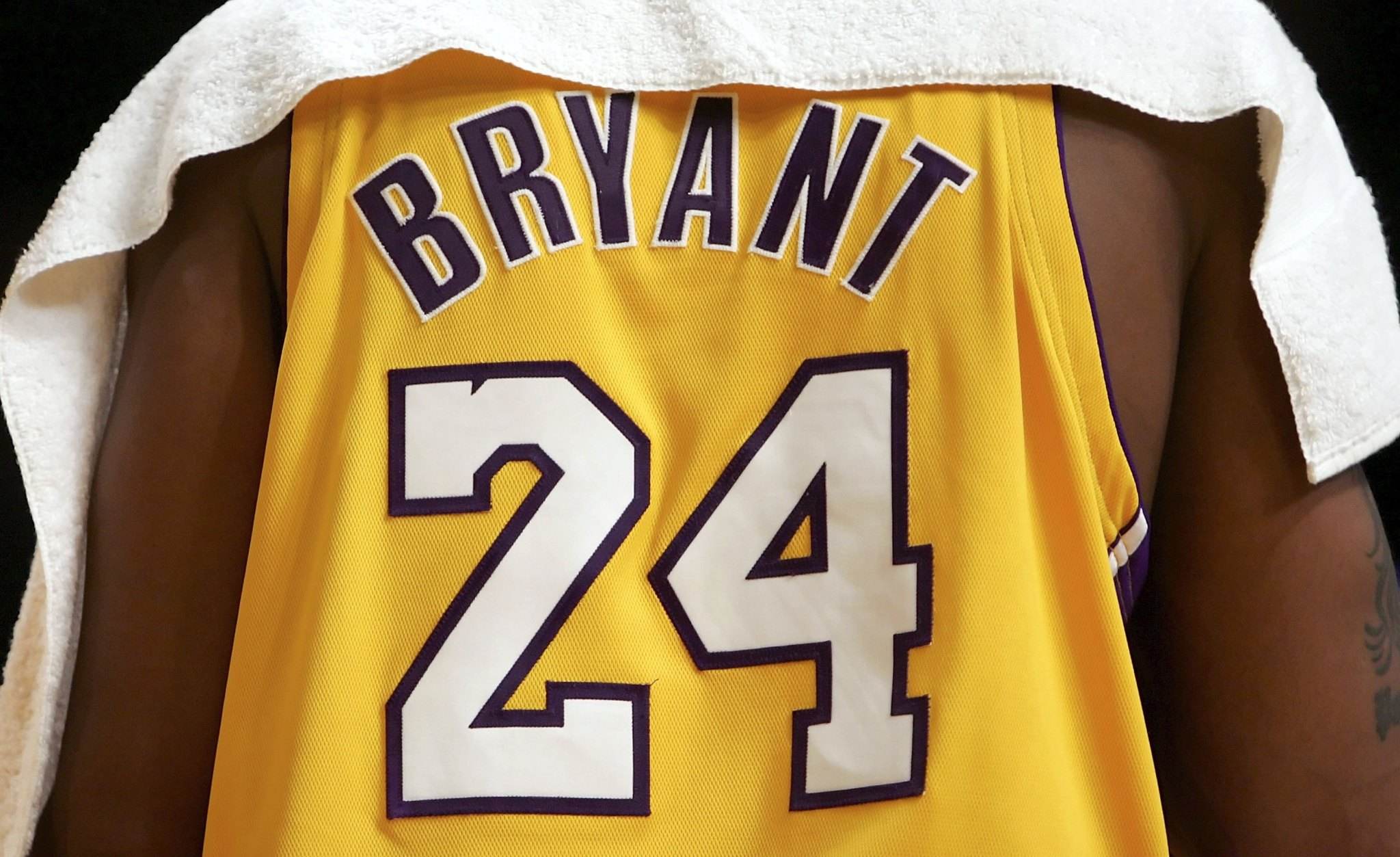 科比穿24号的原因,科比退役球衣乔丹