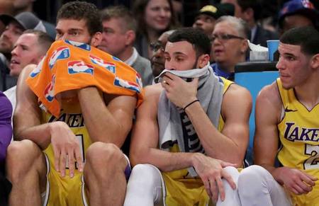 烂泥扶上墙结尾,勇士对阵湖人超远三分险些绝杀