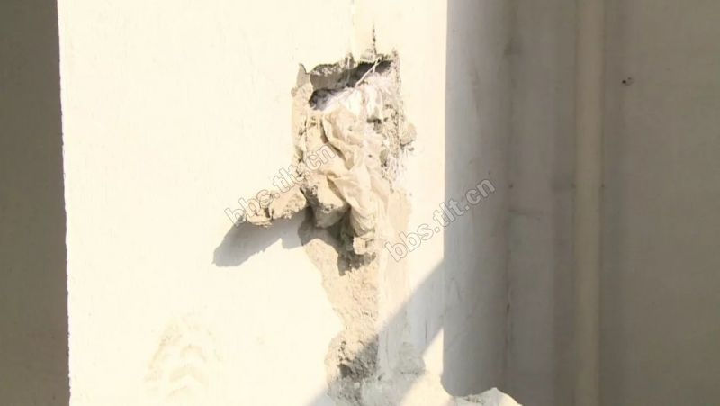 泰州大爷拿到*迁拆**安置房，墙体竟然有蛇皮袋！