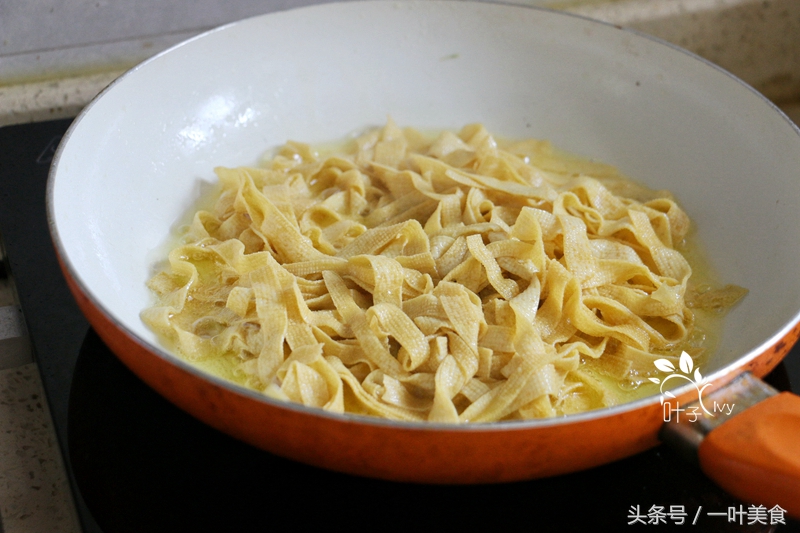 小作坊辣条的危害的加工过程,小作坊的辣条吃多了会导致什么病