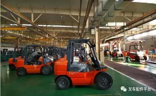 叉车怎么看回正方向,叉车倒车怎么打方向