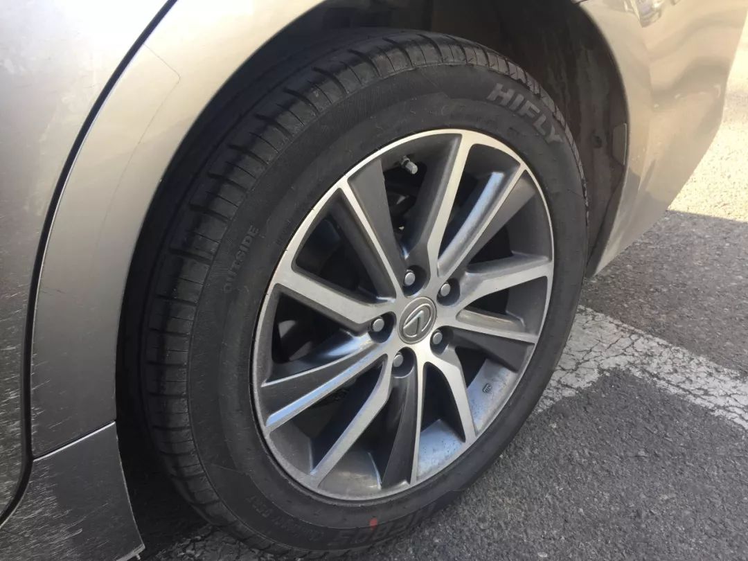 刚换的新胎是不是不好开,开了快五万公里了需要换胎吗