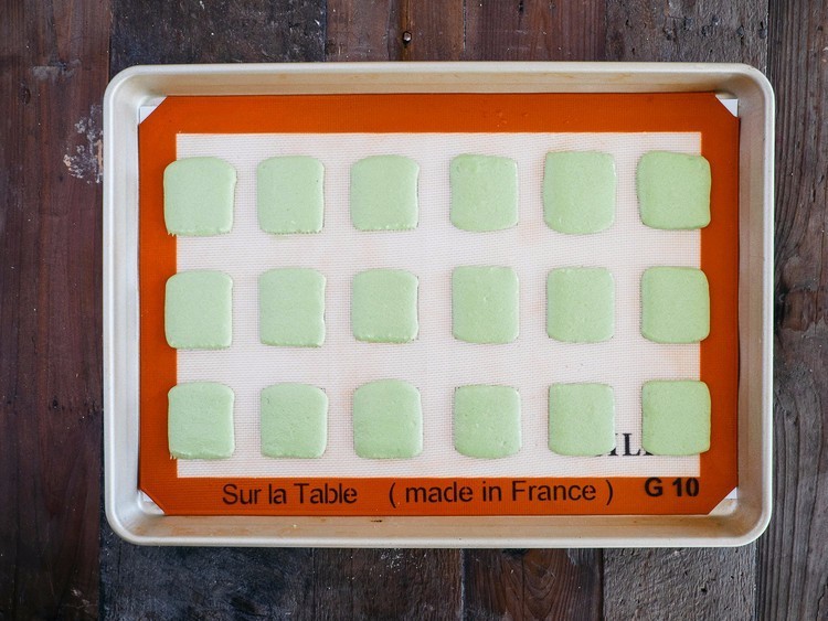 吃巧克力马卡龙冰淇淋三明治,哈根达斯牛奶太妃三明治冰淇淋