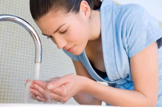 无脸见人男子满脸痘痘找不到靓拐，鱼峰山下寻老中医买秘药，谁知......