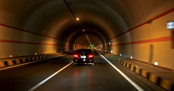 豪车被追尾反被敲诈,豪车被追尾后反被敲诈