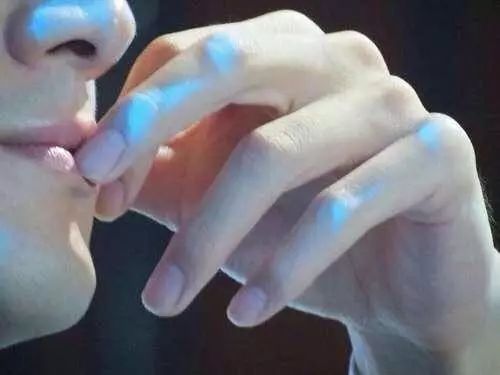 男士嘴唇干裂脱皮怎么回事,男士嘴唇干裂脱皮怎么办