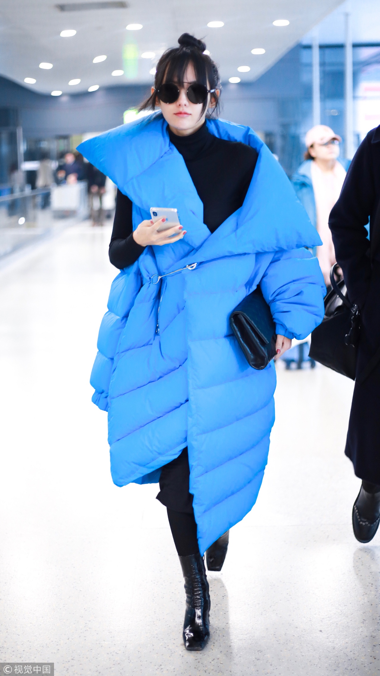 周冬雨古力娜扎同款穿搭,羽绒服凹造型