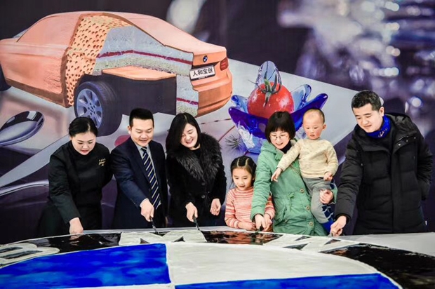 能吃的宝马博物馆2.6米宝马logo蛋糕申请吉尼斯记录