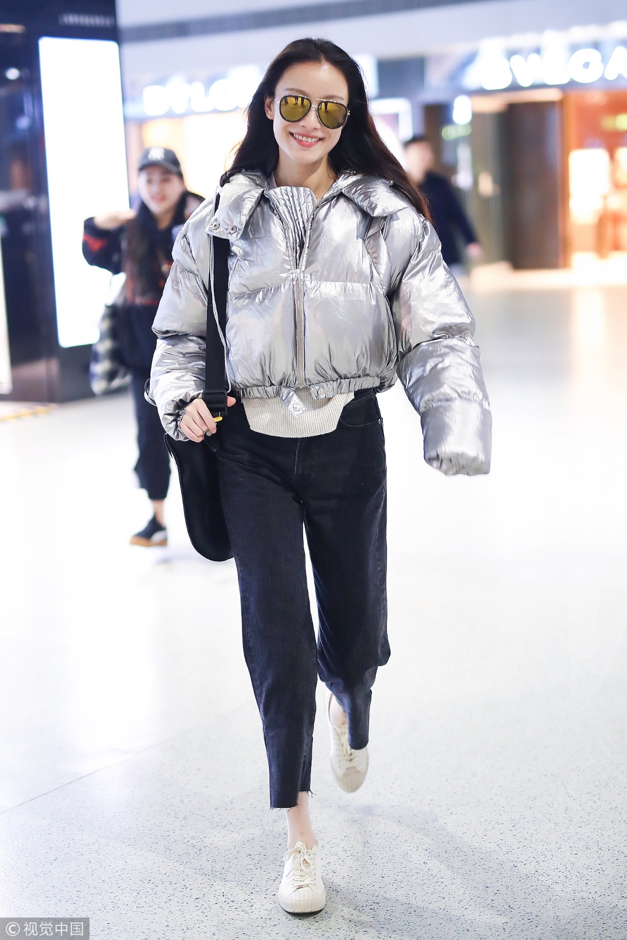 周冬雨古力娜扎同款穿搭,羽绒服凹造型