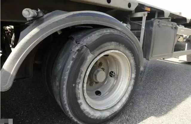 看了卡车司机都是如何省钱的！才知道养大车跑运输是多么的苦！