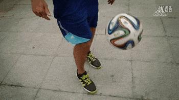 颠球入门教学小学生,初学羽毛球怎么练颠球