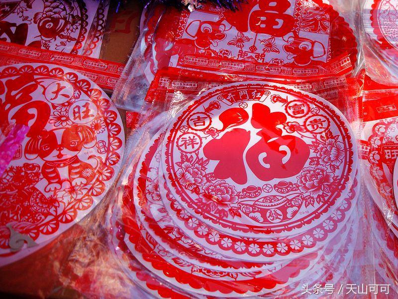 贴对联挂起红红火火的灯笼,红红火火过大年大红灯笼高高挂