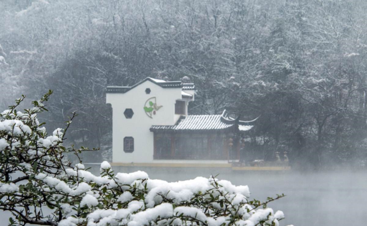 珍珠泉的水韵游览,雪中珍珠泉宛若仙境