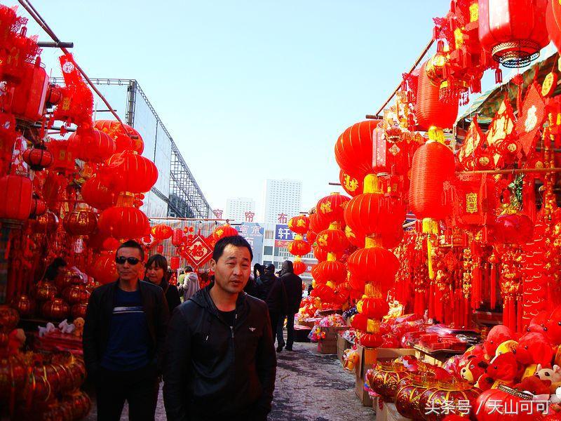 贴对联挂起红红火火的灯笼,红红火火过大年大红灯笼高高挂