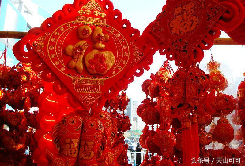 贴对联挂起红红火火的灯笼,红红火火过大年大红灯笼高高挂