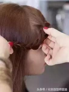 卷发公主头编发教程简单好看,编发教程温柔甜美女发型从头顶编