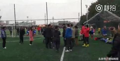 小孩打架家长踢了别人的孩子一脚,青少年足球比赛打架视频