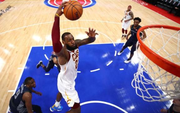 詹姆斯连续4年称霸收入榜,上一位超过他的还是那个湖人名宿