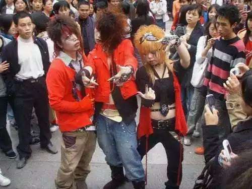 一个坚强一个脆弱：哥特与杀马特