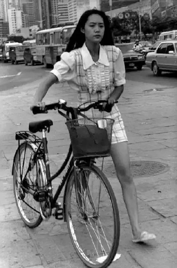 1957年的裸模与热吻！这个外国人在中国*拍偷**的老照片你一定没见过