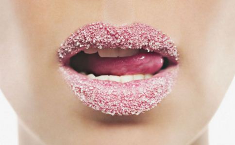 嘴唇一年四季都干裂起皮怎么办,嘴唇一年四季起皮干裂怎么解决好